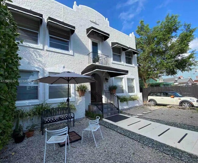 Photo - 1661 SW 13th St Unidad 3