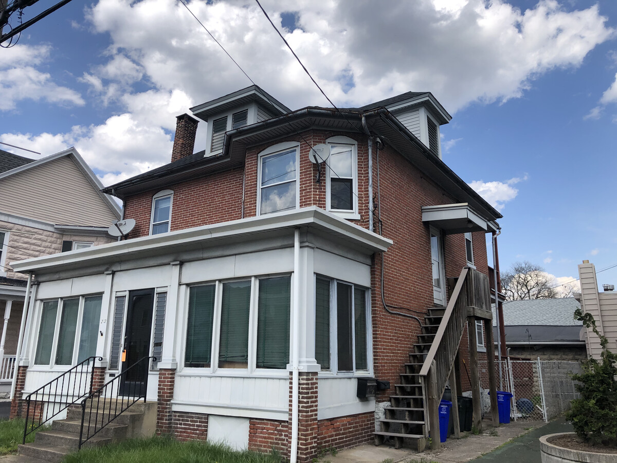 2nd floor with walk up attic (storage) - 232 S 3rd St Apartments Unit b