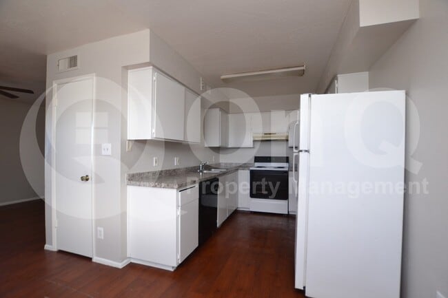 Photo - 1934 W Village Dr