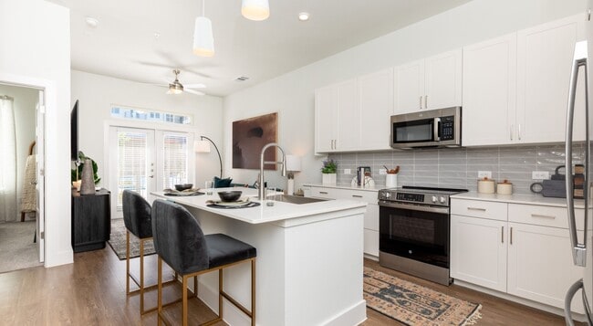 Building Photo - Luxe Living + $750 Gift Card Special! Unit LTG