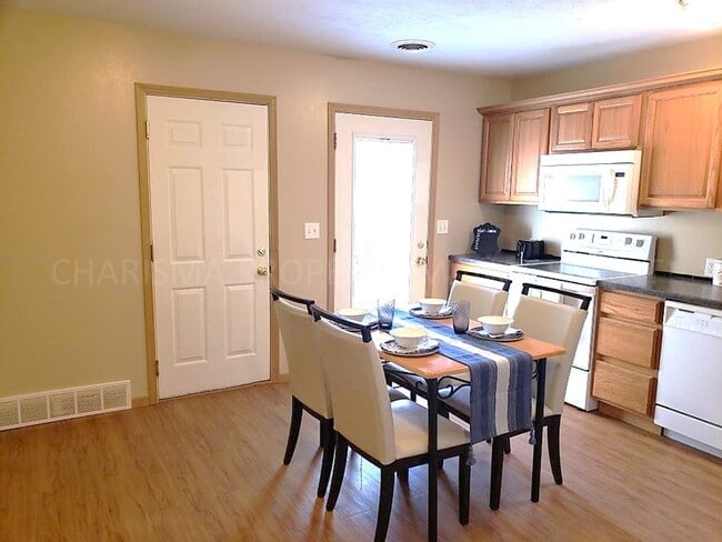 Photo - LOOKING FOR MORE SPACE? TRY US! 3 BD, 2 BA... Unidad 302 Scott Pl