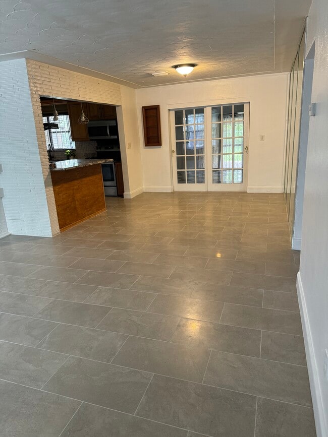 Building Photo - 17121 NW 44th Ave Unit House4Rent