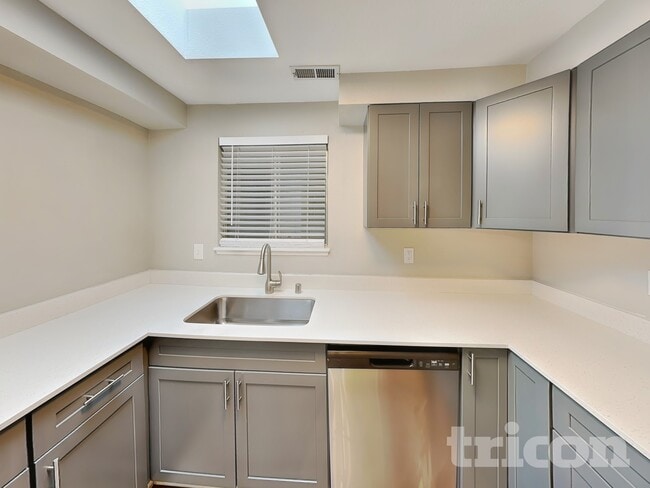 Photo - 1021 30th St NE