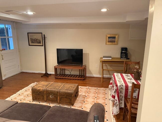 3525 R St NW Unidad English Basement