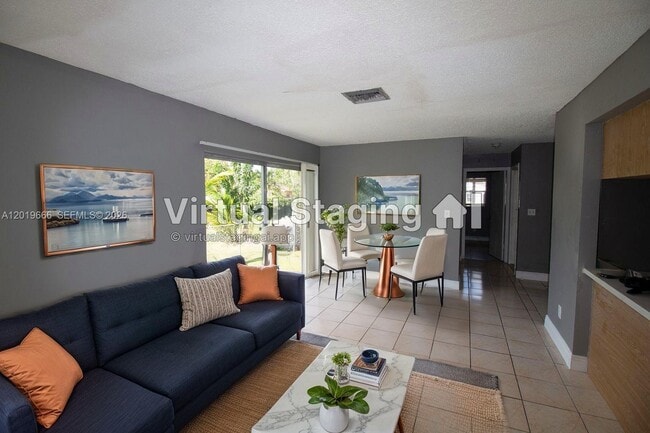 Building Photo - 825 SW 10th St Unit A