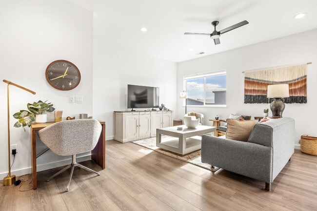Photo - Modern 2-Bed Townhouse... Ideal for Professionals or Travelers