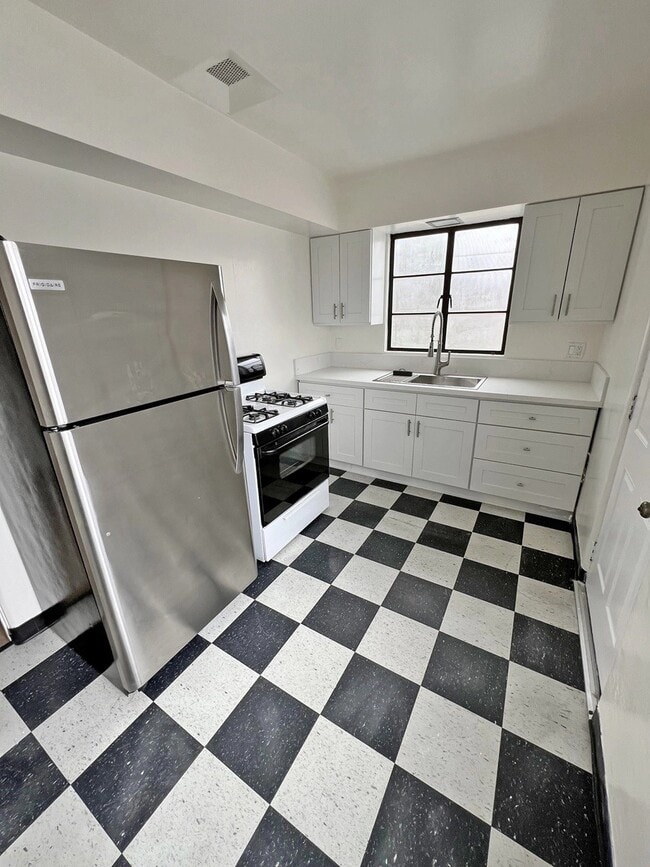 Building Photo - 2564 W 5th St