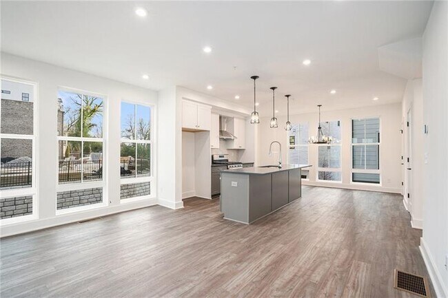 Photo - 1823 Gotham Ln NE