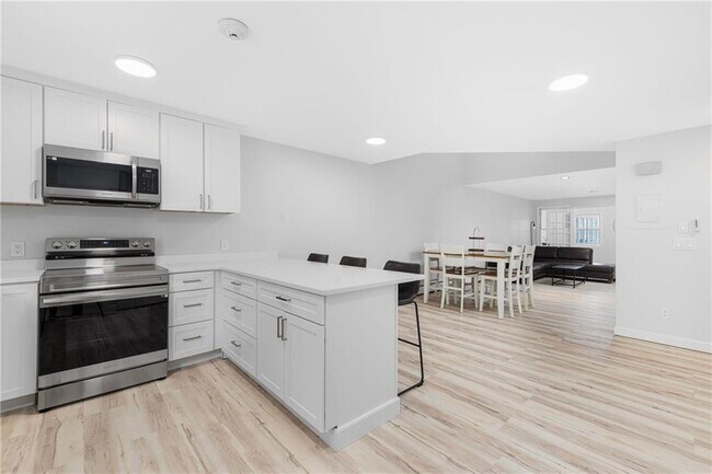 Photo - 458 Thames St Unit B