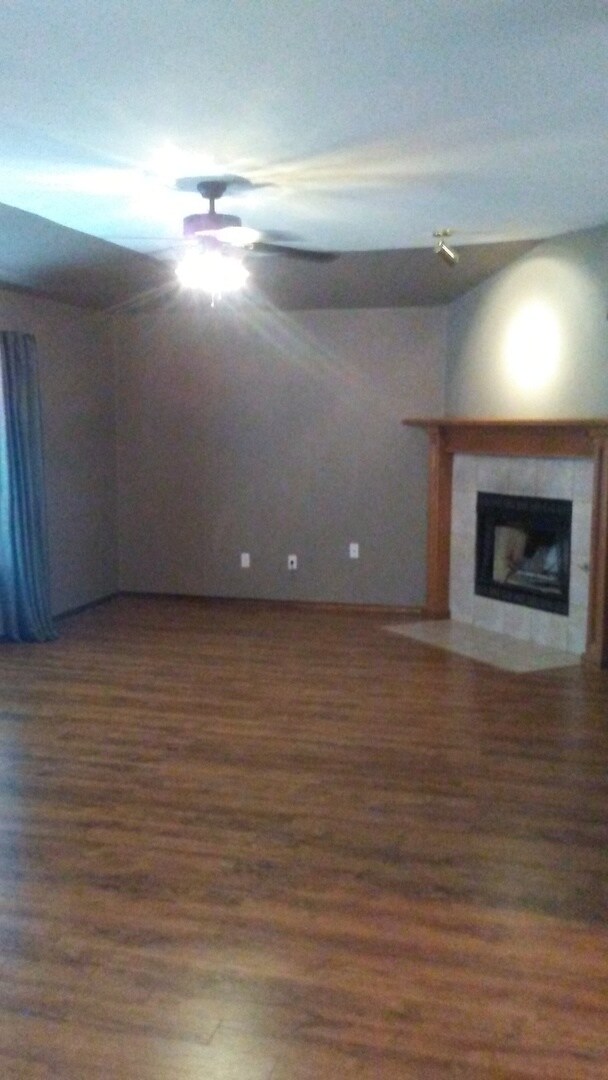 Photo - PRE-LEASING FOR FALL. 3 bed, 2 bath, 2 car garage home in Woodcreek Addition!