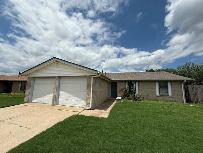 Building Photo - 1071 Raintree Mansion