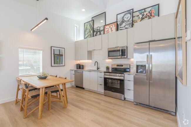 Waikiki - 1BR, 1BA - 624SF - Kitchen