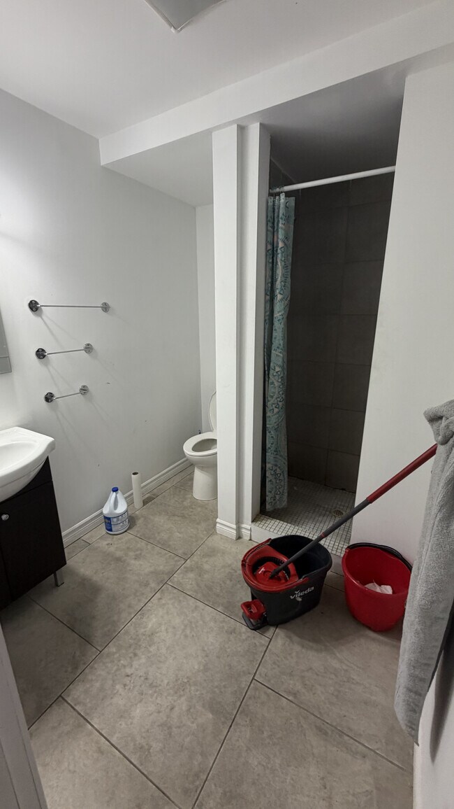 Photo - Spacious 4 Bedrooms apartment for rent Unit A