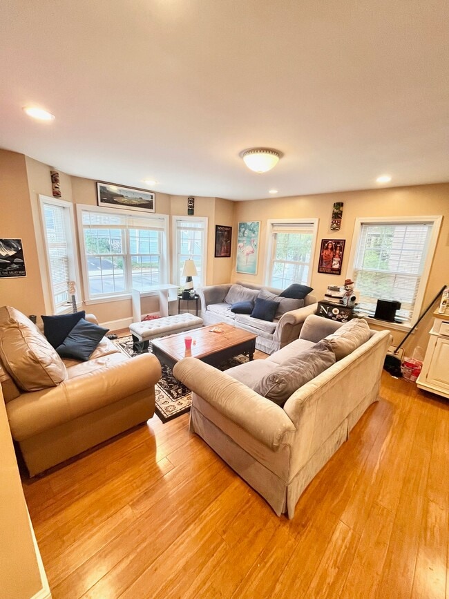 Photo - 190 Calumet St Unidad 1