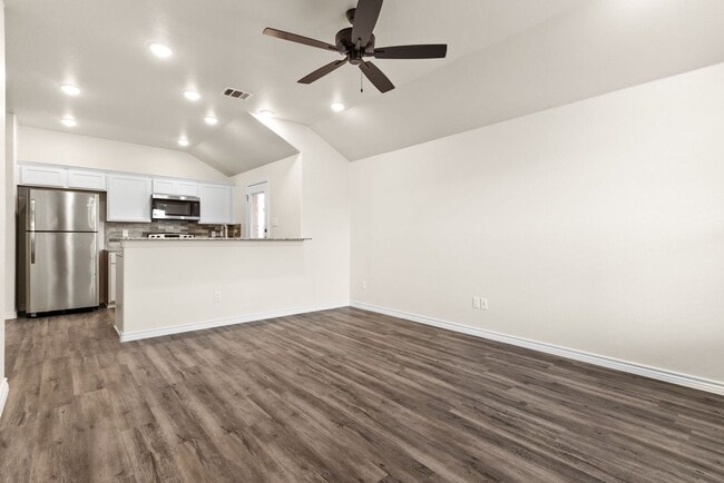 Building Photo - 305 Lost Trl Unit B