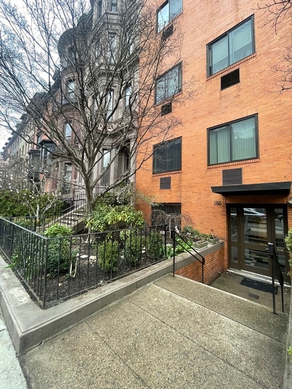 Building Photo - 186 Beacon St Unit 1B