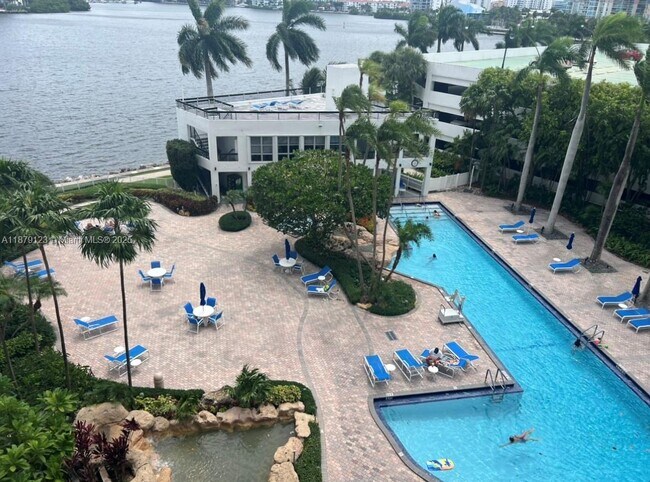 Photo - 3600 Mystic Pointe Dr Unidad 604