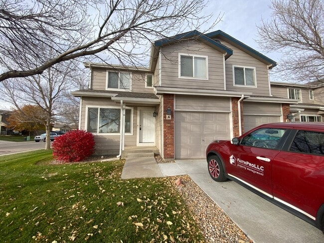 Building Photo - Bright & Inviting Wellington Townhome