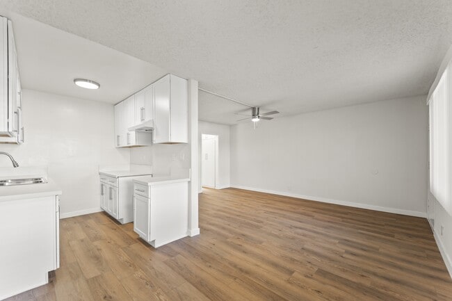 Photo - 3205 W 60th St Unidad 2