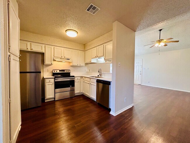 Building Photo - 8802 Pineridge Dr Unit B Rental