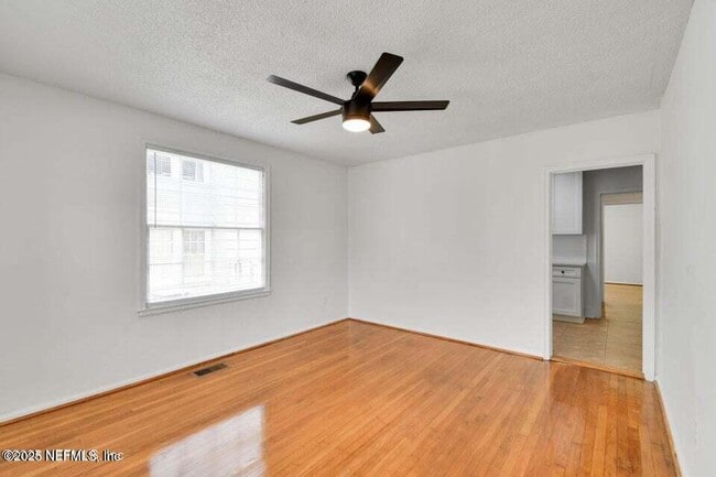 Photo - 3658 Herschel St