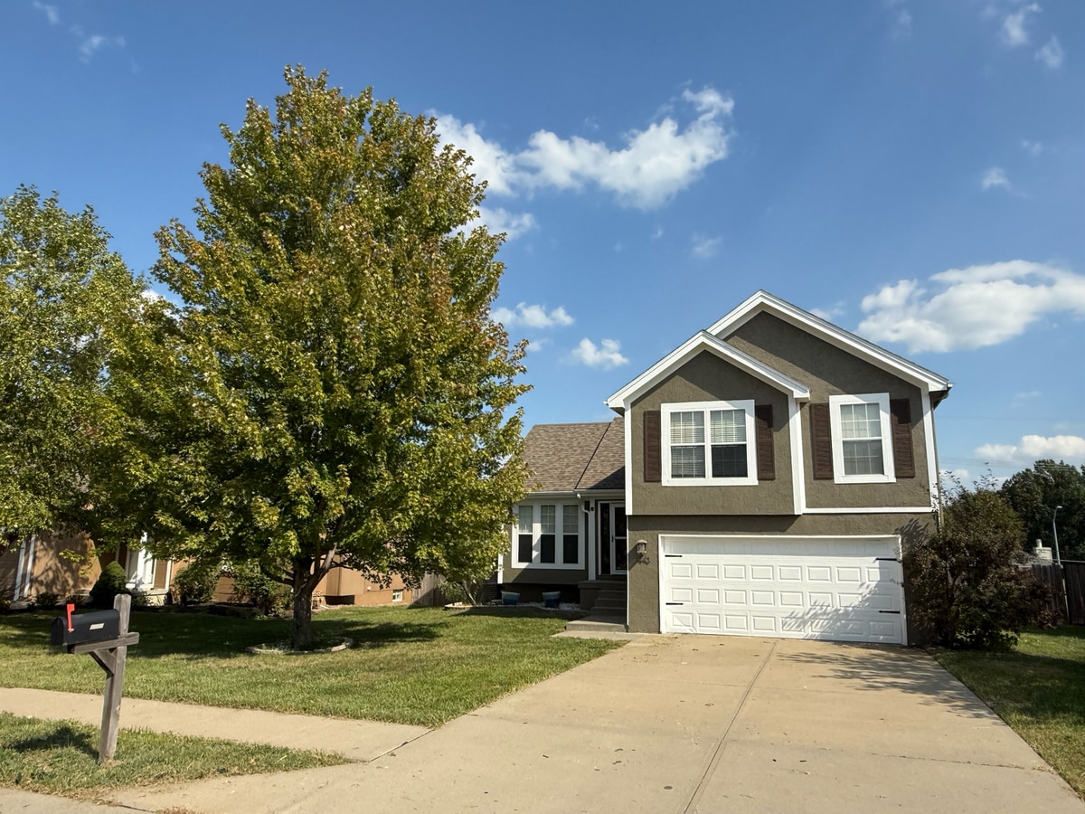 4 Bed / 3 Bath Home in North Brook – Updat... - 4 Bed / 3 Bath Home in North Brook – Updat...