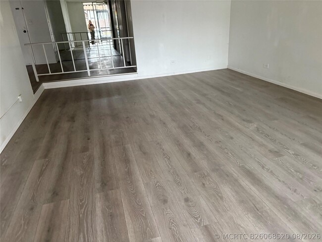 Building Photo - 3710 Inverrary Dr Unit 1Y