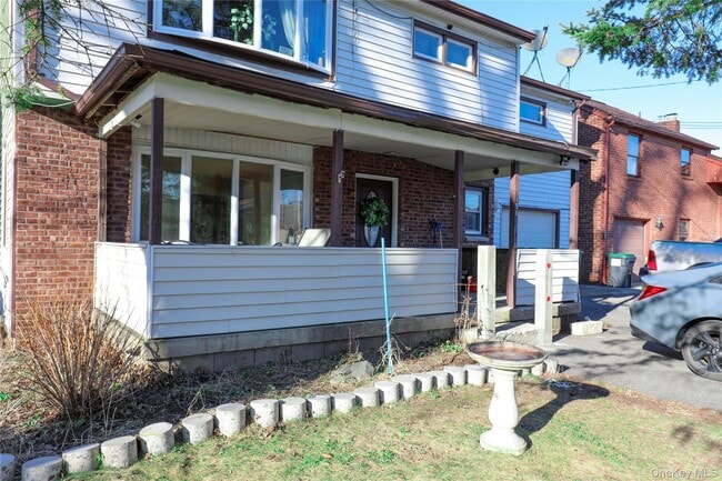 Building Photo - 156 Lampman Ave Unit 1