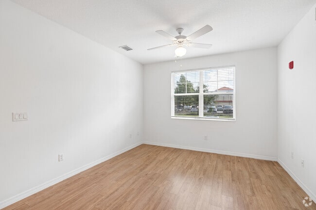 2BR, 2BA - 955SF - Living Room