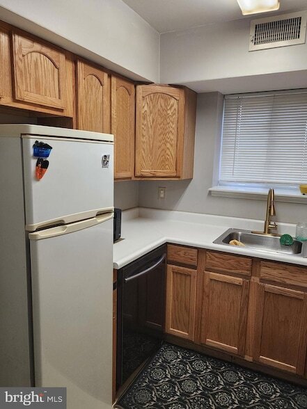 Photo - 8030-8000 Ditman St