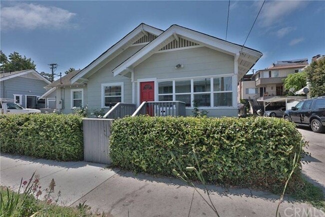 Front - 1530 E 5th St House