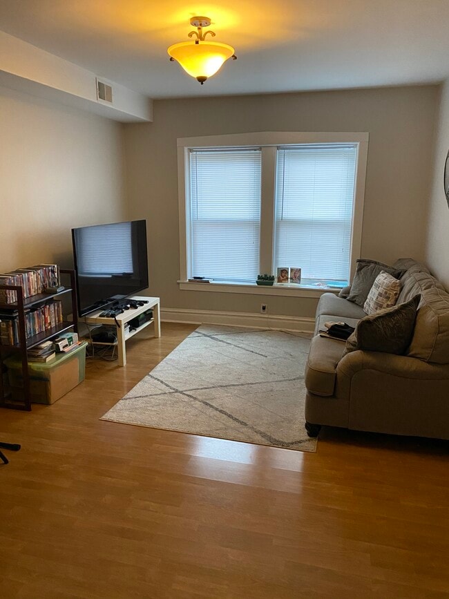 Building Photo - 112 Chicago Ave Unit 2