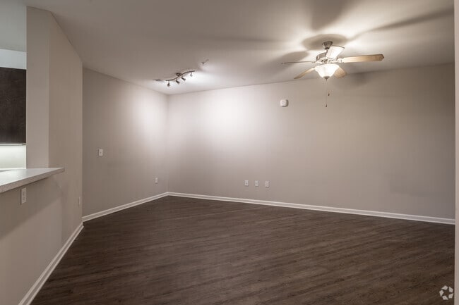 1 habitación, 1 baño - 710 pies cuadrados - Sala de estar - Manor at Indian Creek