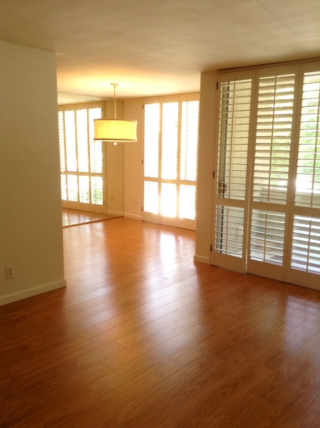 Building Photo - 2301 S Beverly Glen Blvd Unit 107