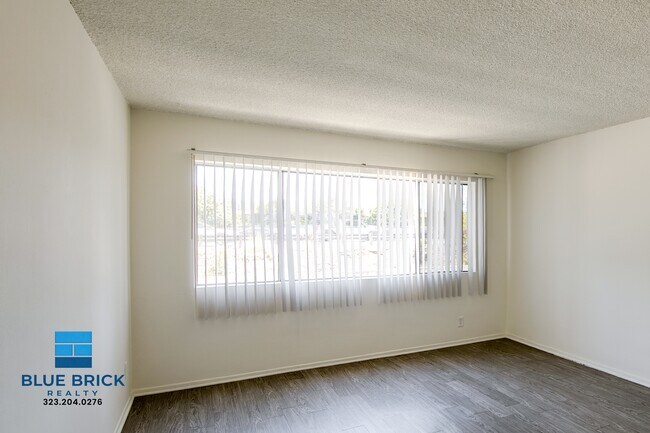 Photo - 17834 Burbank Blvd Unidad 220