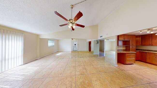Photo - 1br /1bath Condo With Den Available Now In Boca Raton!  **Water & Cable Included**