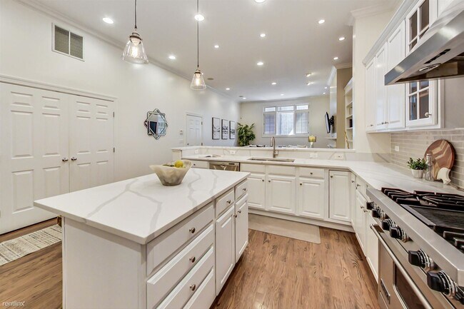 Photo - 4 br, 2.5 bath Condo - 3545 N Fremont St