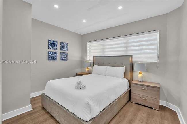 Building Photo - 10006 E Bay Harbor Dr Unit 16