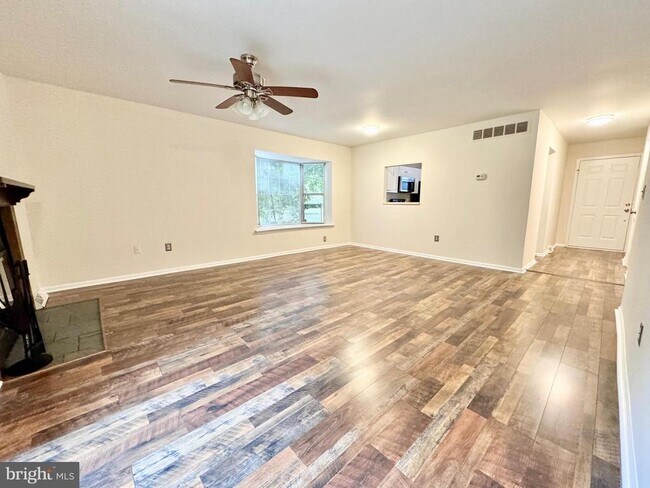 Photo - 7 Lamplighter Ln