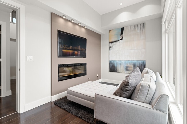 Photo - 5151-5151 Windermere Blvd S W