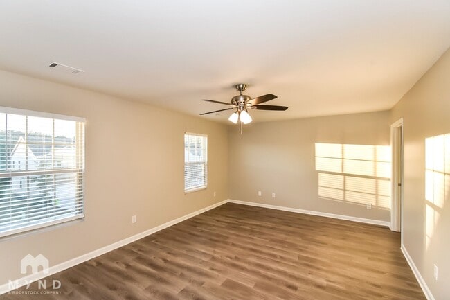 Photo - 828 Lake Chase