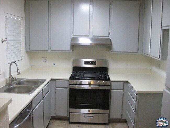 Building Photo - 1100 Rodeo Dr Unit 737RD Rental