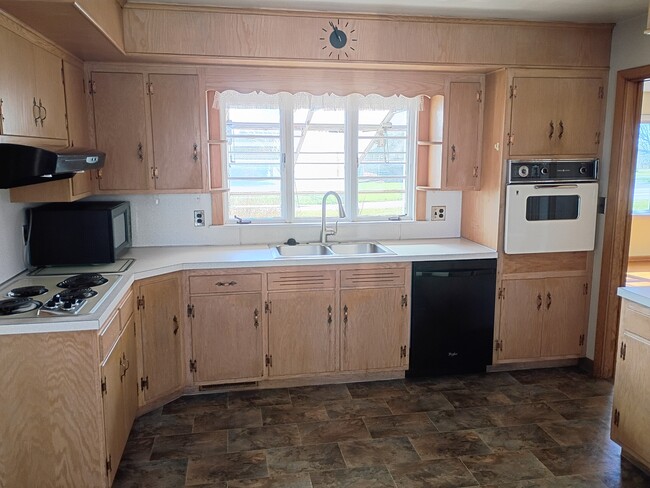 Photo - 395 W Newport Rd