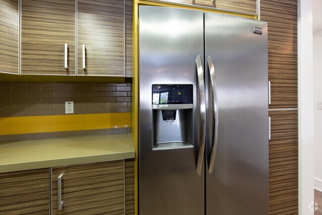 Edinburgh Courtyard - Edinburgh Courtyard by Wiseman