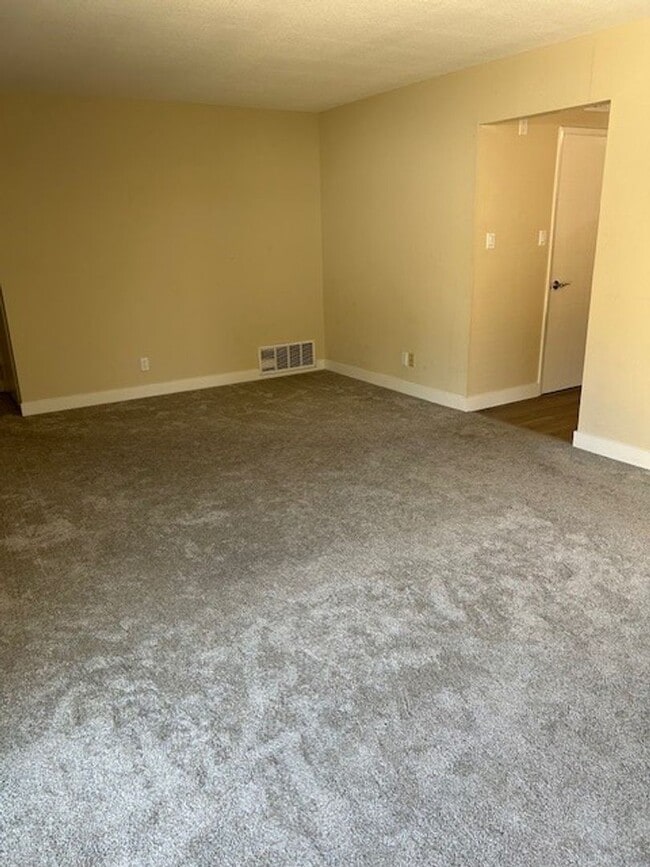 Building Photo - 02-2301 Unit 496 Rental