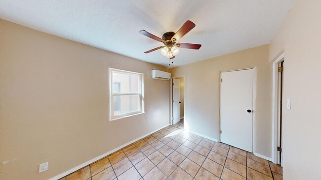 Photo - Centrally located studio apartment. Utilit... Unit 1450  4