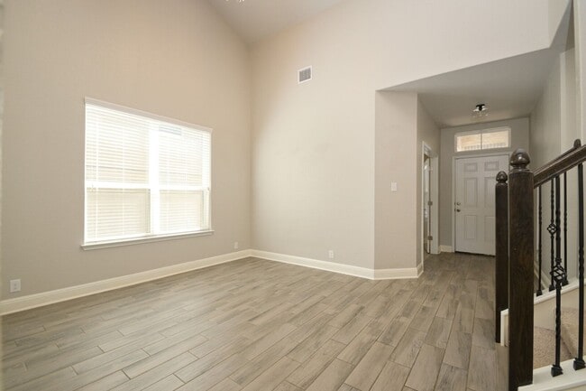 Photo - HUGE 5 bedroom 4.5 bathroom for rent- 15 m...