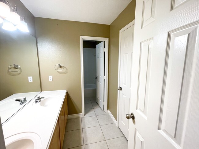 Photo - 4914 Surrey Park Cir