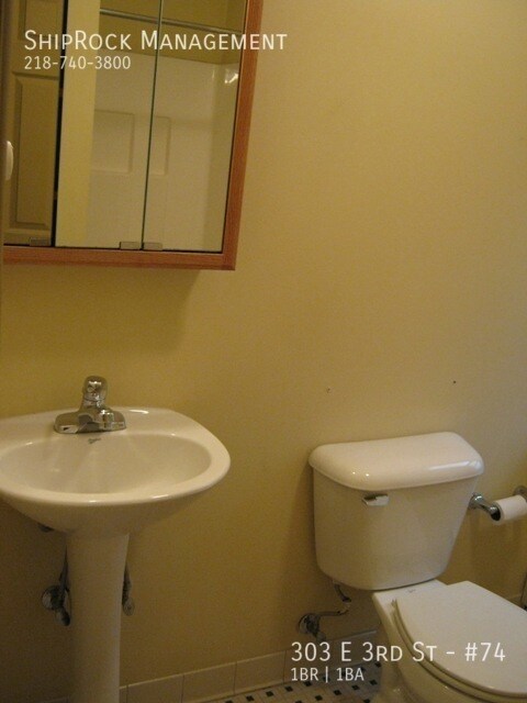 Photo - 303 E 3rd St Unidad #74