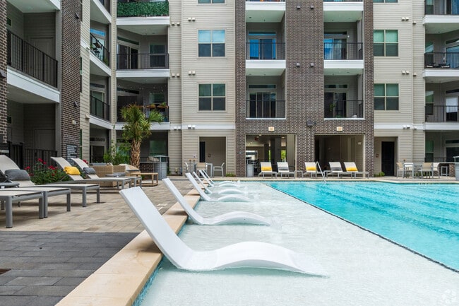Broadstone East End apartments — community photo